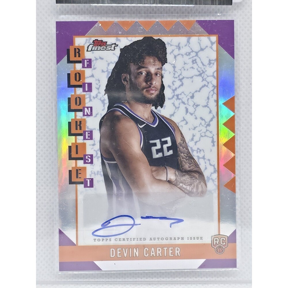 2024-25 Topps Finest - Rookie Finest Autographs Devin Carter Refractor (RC, AU) - Picture 2 of 3
